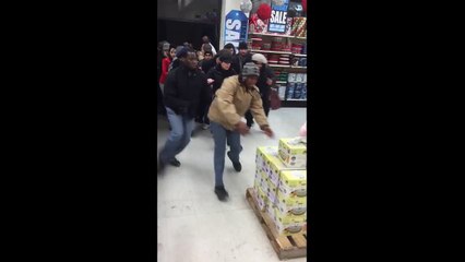 Une taré vole un enfant pendant le Black Friday aux USA