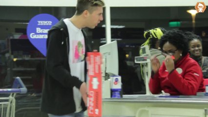 Blague pour le Black Friday - Il simule une émeute!