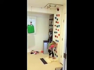 Un papa fabrique un mur d'escalade pour sa fille...