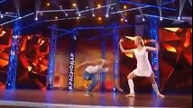 2 ballerini si preparano sul palco: quando l'inquadratura si allargherà resterete di stucco