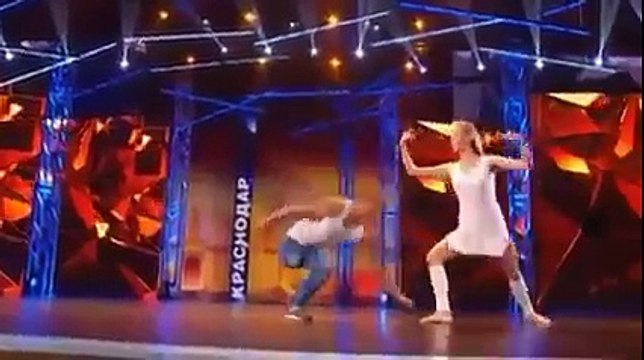 2 ballerini si preparano sul palco: quando l'inquadratura si allargherà resterete di stucco