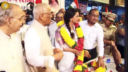 "JUHI CHAWLA INAUGURATING THE BLOOD DONATION CAMP WITH THE MAYOR +JOHN ABRAHAM TO AWARD BILLABONG"