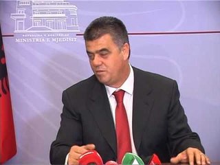 MINISTRI I MJEDISIT KOKA “SHIGJETON” PLATININE “LOJTAR I MIRE ME KEMBE,JO ME MEND” LAJM