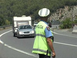 TJETER GRABITJE ME ARME NE LEZHE,TRE PERSONA I MARRIN MAKINEN SHTETASIT NGA KOSOVA LAJM