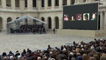 Hommage national #2: "Quand on a que l'amour" chanté aux Invalides