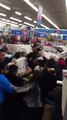 Le chaos total au Walmart pour le Black Friday 2015... Dingue