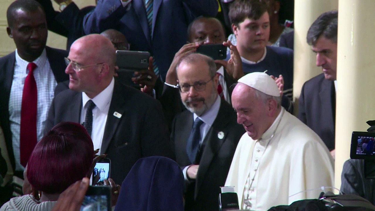 Pope visits Kenya slum, slams rich for 'injusti...