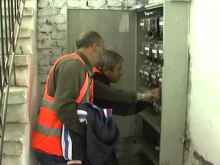 ARRESTOHEN 5 ELEKTRIÇISTE NE KORÇE,NUK NDERPRENE LIDHJET E PALIGJSHME TE ENERGJISE LAJM