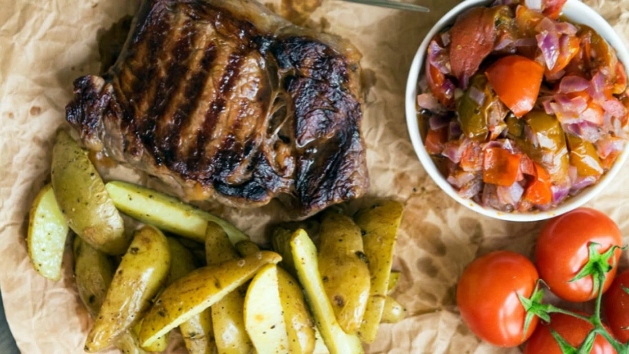 Стейк с лаймовым маринадом и запечёнными томатами