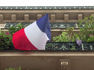 Pendant l'hommage, Paris se fige pour "ne jamais oublier"