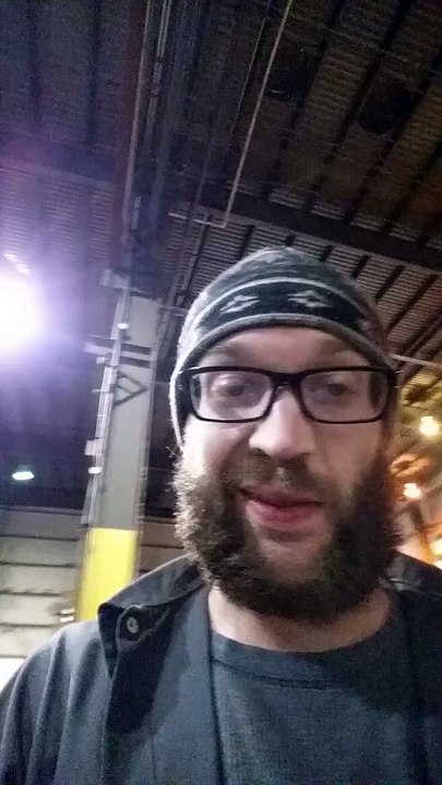 Il Mord à pleines Dents dans une vraie Crotte de Chien pensant que c'est une Fausse