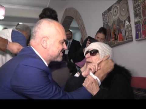 KRYEMINISTRI EDI RAMA VIZITON E SHTEPINE ME TE RE TE MOSHUARVE NE TIRANE LAJM
