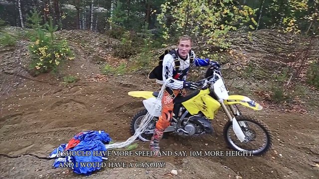 Ce biker fait un base jump à moto après un saut de 40m... Dingue