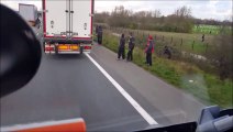 Un Chauffeur Routier fait mine d’écraser des Migrants à Calais