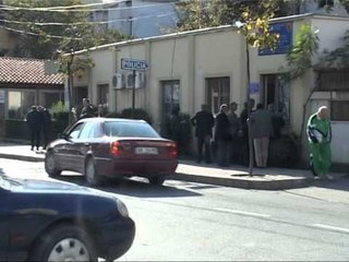 PUNONJESJA E BURGUT QELLON ME ARME DHE TERRORIZON QYTETARET NE LEZHE,ARRESTOHET LAJM