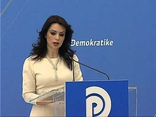 VIJOJNE AKUZAT MES PD DHE QEVERISE PER FIRMEN QE U MOR ME DEKORIN GJATE VIZITES SE PAPES LAJM