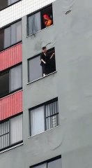 Il Sauve cette Femme avec un Double Kick en pleine Tronche