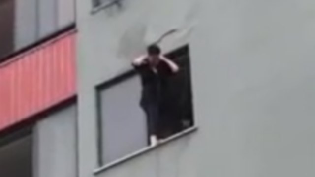 Un pompier sauve une femme suicidaire en lui mettant un coup de pied en pleine tête