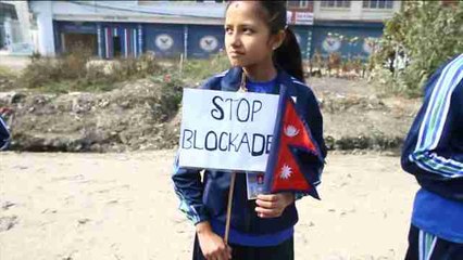 Los estudiantes de Kathmandu exigen el fin del bloqueo con una cadena humana