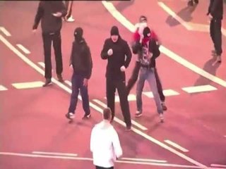 PROTESTA TE DHUNSHME NE KRYEQYTETIN E POLONISE VARSHAVE MES POLICISE DHE RADIKALEVE LAJM