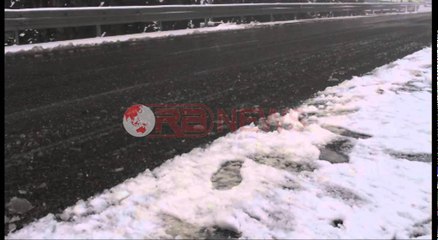 Rruga e Kombit mbulohet nga bora, vështirësi në qarkullim- Ora News- Lajmi i fundit-