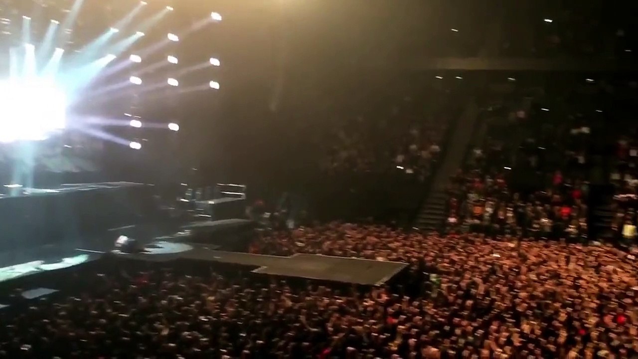 Le public chante la Marseillaise au concert de Scorpions (Bercy)