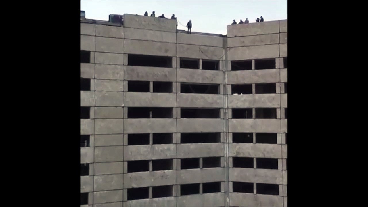 Un gars se rate en sautant du haut d'un batiment avec une corde trop longue