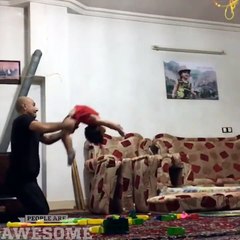 Gamin de 2 ans futur champion de gymnastique