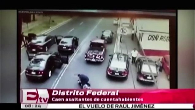 El momento en que unos policías se enfrentan a delincuentes en México