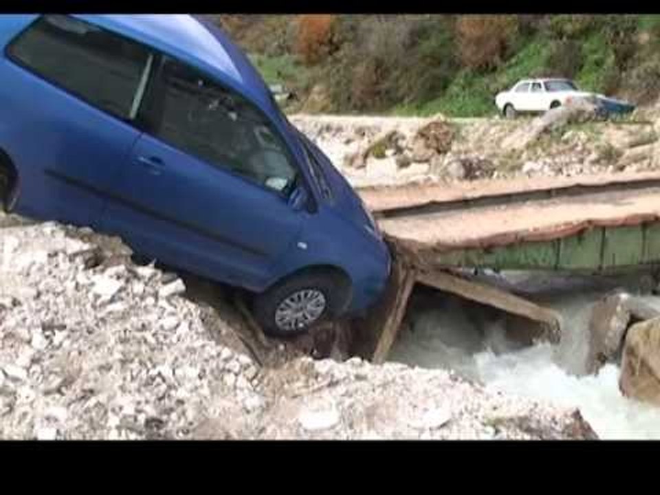 AKSIDENTOHEN MESUESIT NE GJIROKASTER,MAKINA DEL JASHTE RRUGE NGA AMORTIZIMI I RRUGES LAJM