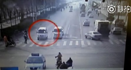 Accident avec des voitures qui s'envolent dans les airs