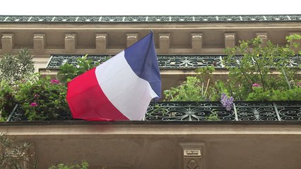 Hommage: des drapeaux tricolores sur les immeubles parisiens
