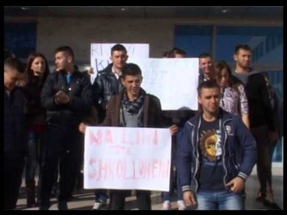 STUDENTET E GJUHE LETERSISE NE ELBASAN PROTESTE PER KUOTAT E PAKTA TE MASTERIT LAJM