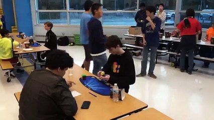 En menos de cinco segundos niño resolvió Cubo de Rubik