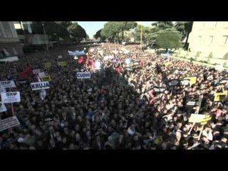 OPOZITA  DHE SINDIKATAT PROTESTOJNE KUNDER QEVERISE