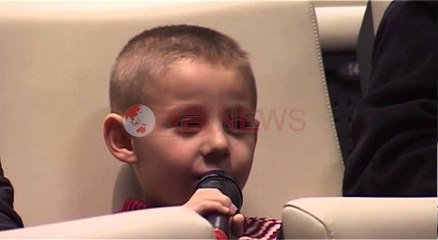 Paqeruajtësit në Afganistan, vogëlushi emocionon të atin me himnin e flamurit- Ora News