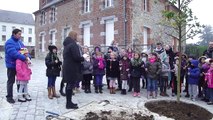 Les écoliers de Sains-du-Nord plantent l'arbre du Bataclan