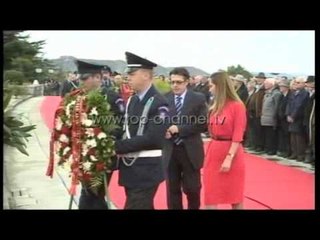 Dita e Flamurit, Basha në Varrezat e Dëshmorëve - Top Channel Albania - News - Lajme