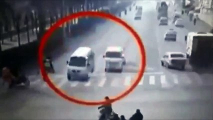 Incroyable - Une force invisible soulève des voitures et provoque un crash en Chine !