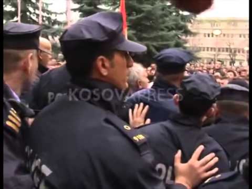 PROTESTA TE FUQISHME PERPARA REKTORATIT TE UNIVERSITETIT TE PRISHTINES LAJM