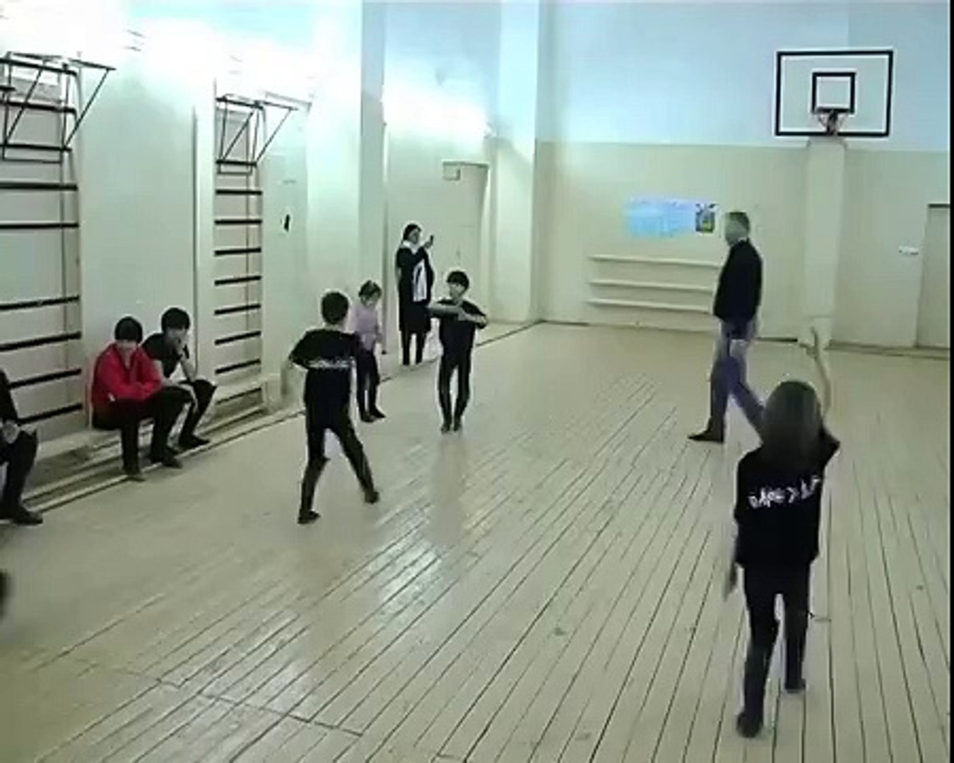⁣Смотрим на девочку в сиреневом)) Настоящий джигит
