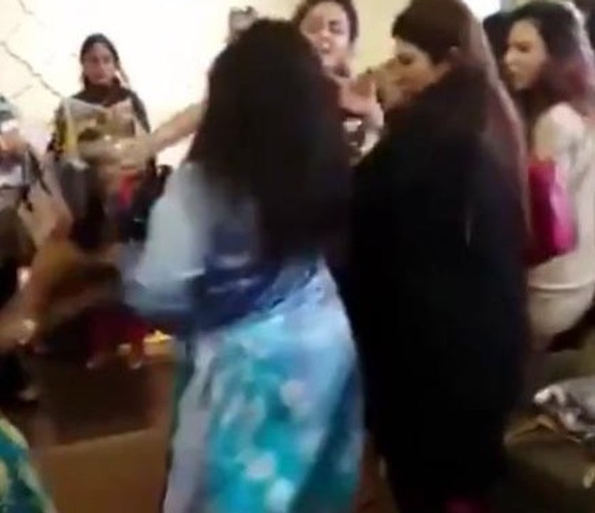 Must Watch Black Friday turns fight Friday as women girls start fighting