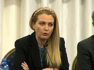 DEPUTETET MESILA DODA DHE SHPETIM IDRIZI PREZANTOJNE LIGJIN PER DOSJET E KOMUNIZMIT LAJM