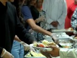 Obama y su familia le sirvieron comida a las personas sin hogar el Día de Acción de Gracias
