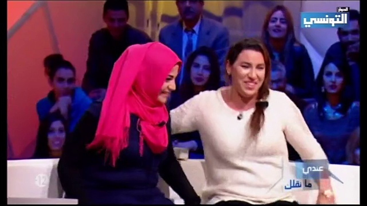 تفرجوا الفضايح : بالفرحة باش تسلم على سي على طيحت فردة السباط