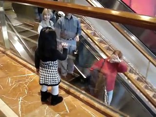 子供が通りすがりの人に手を振ってバイバイ