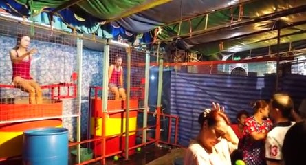 Une fille sur un "Tombe à l'eau"