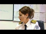 Kur uniforma vishet nga një grua - Top Channel Albania - News - Lajme