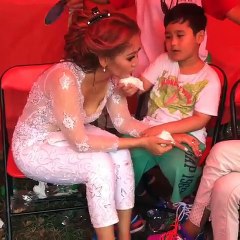 Inul Daratista Mengajarkan Anak Mengenal Dunia Ibunya