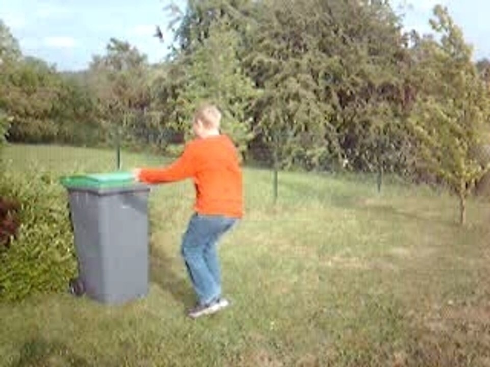 gamelle sur la poubelle
